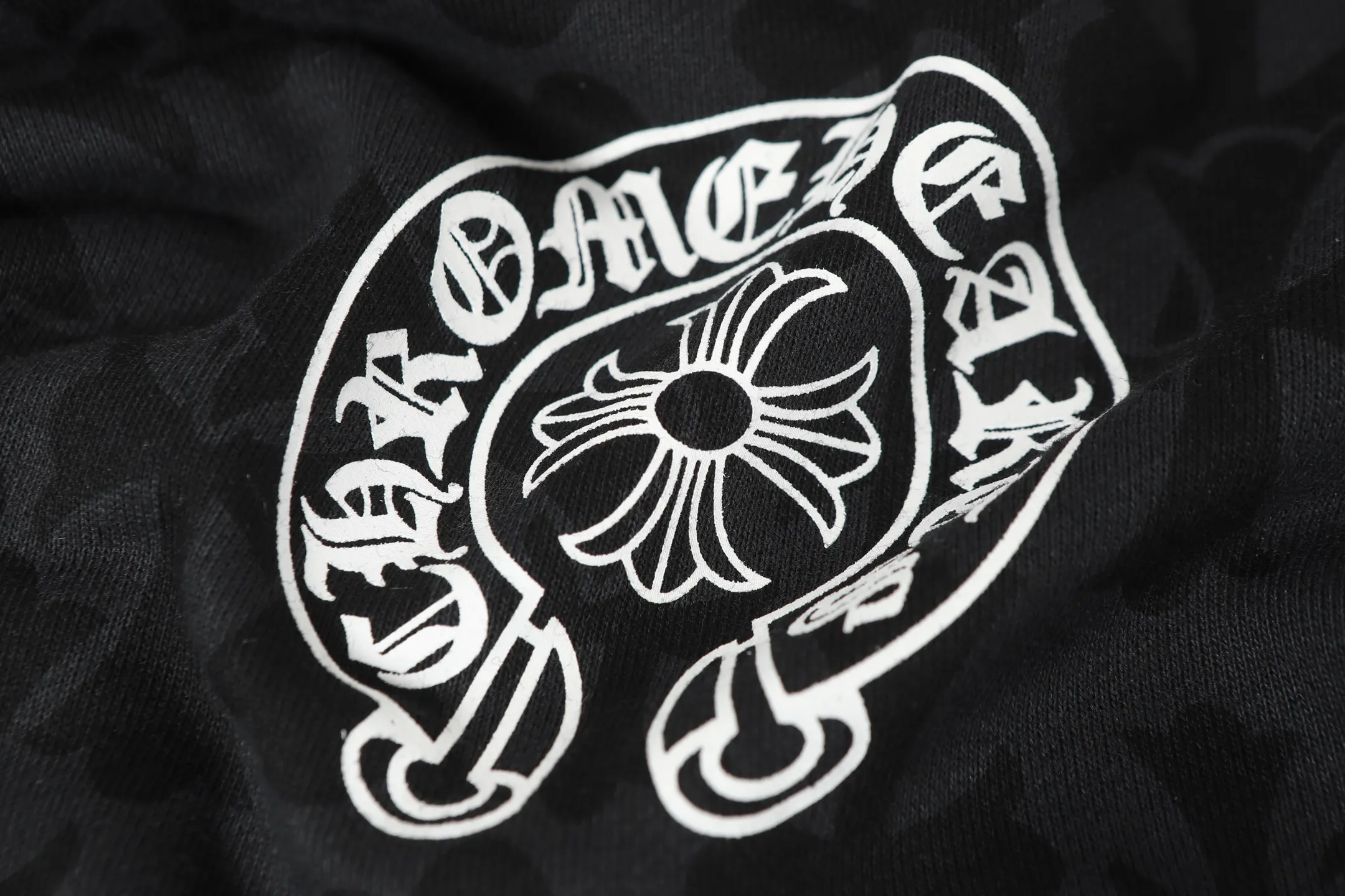 P280 #L3120 cross-border model. Those who pursue quality should not place an order. -Chrome Hearts/Chrome Heart Dark Pattern Cross✝️Horseshoe Sanskrit Hooded Sweatshirt -High weight, high density and high quality. The wool is soft, delicate and skin-friendly. It feels soft and silky. It has excellent warmth and skin-friendly properties.